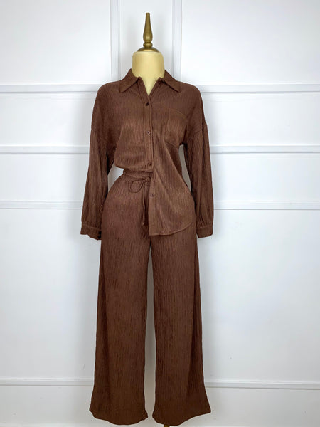 Set café textura camisa y pantalón