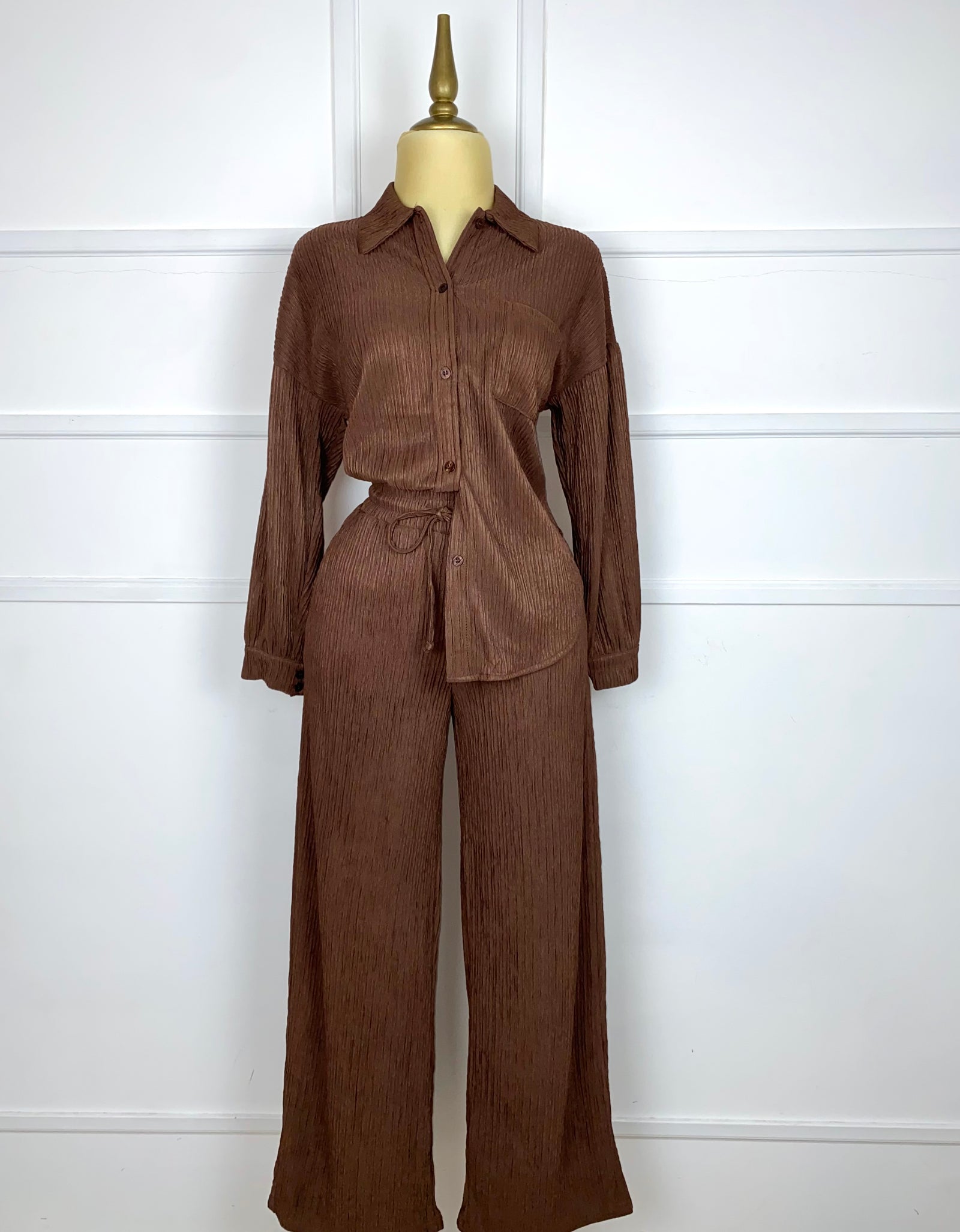 Set café textura camisa y pantalón