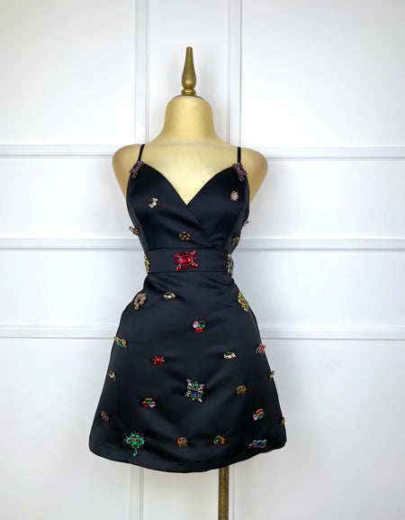 Vestido negro corto con botones de pedrería
