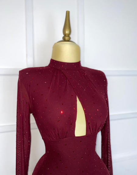 Vestido tinto con pedrería