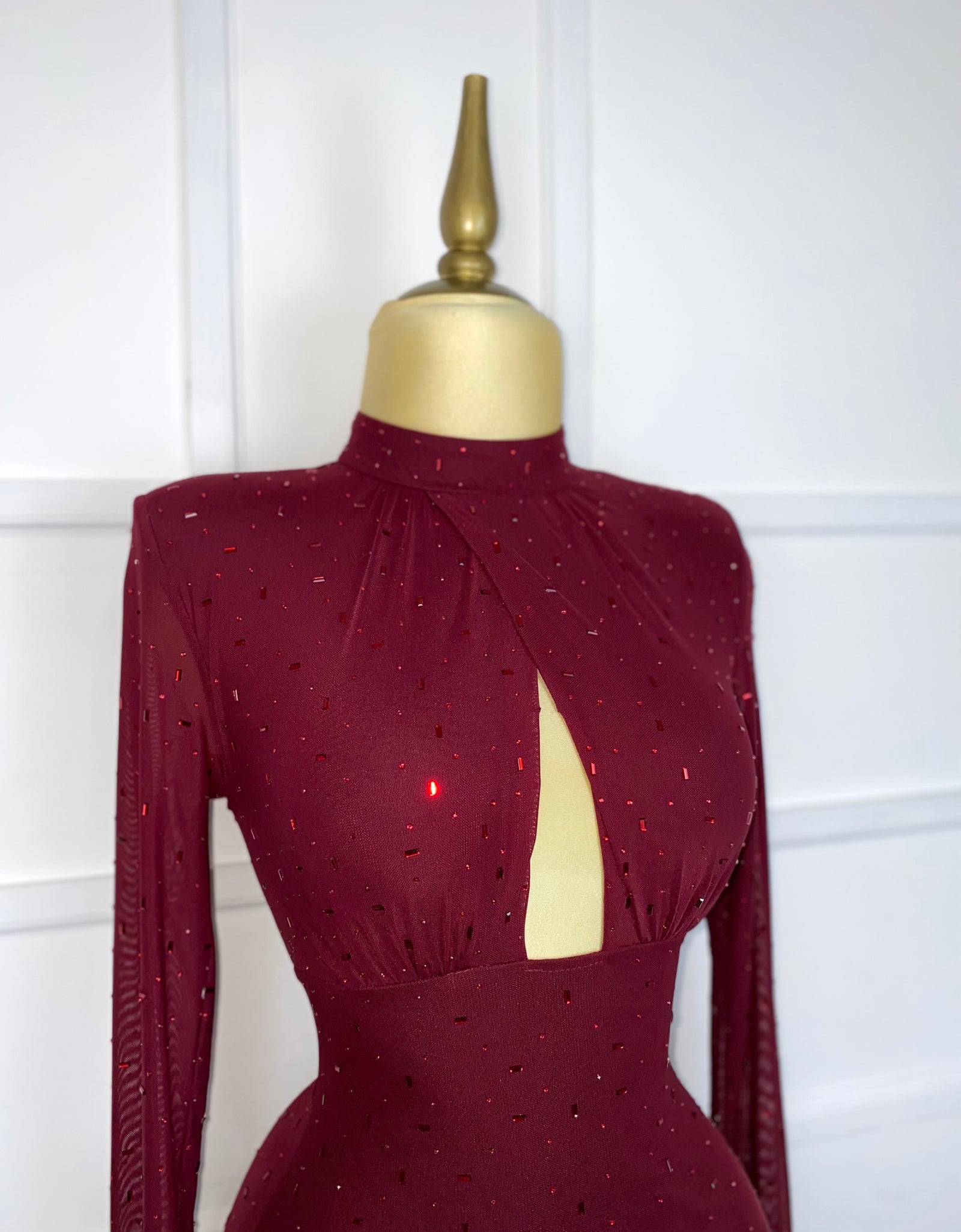 Vestido tinto con pedrería