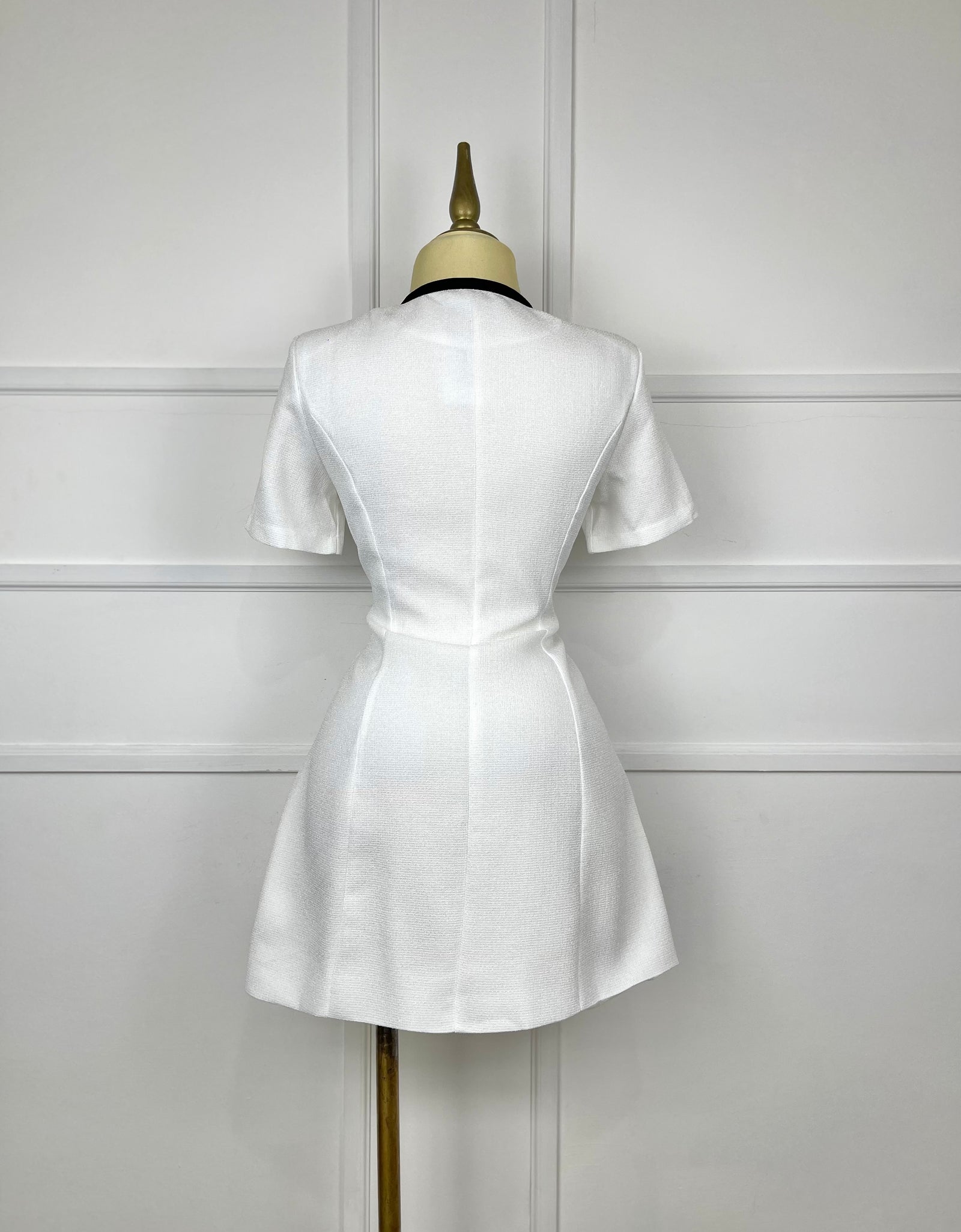 Vestido blanco corto con botones
