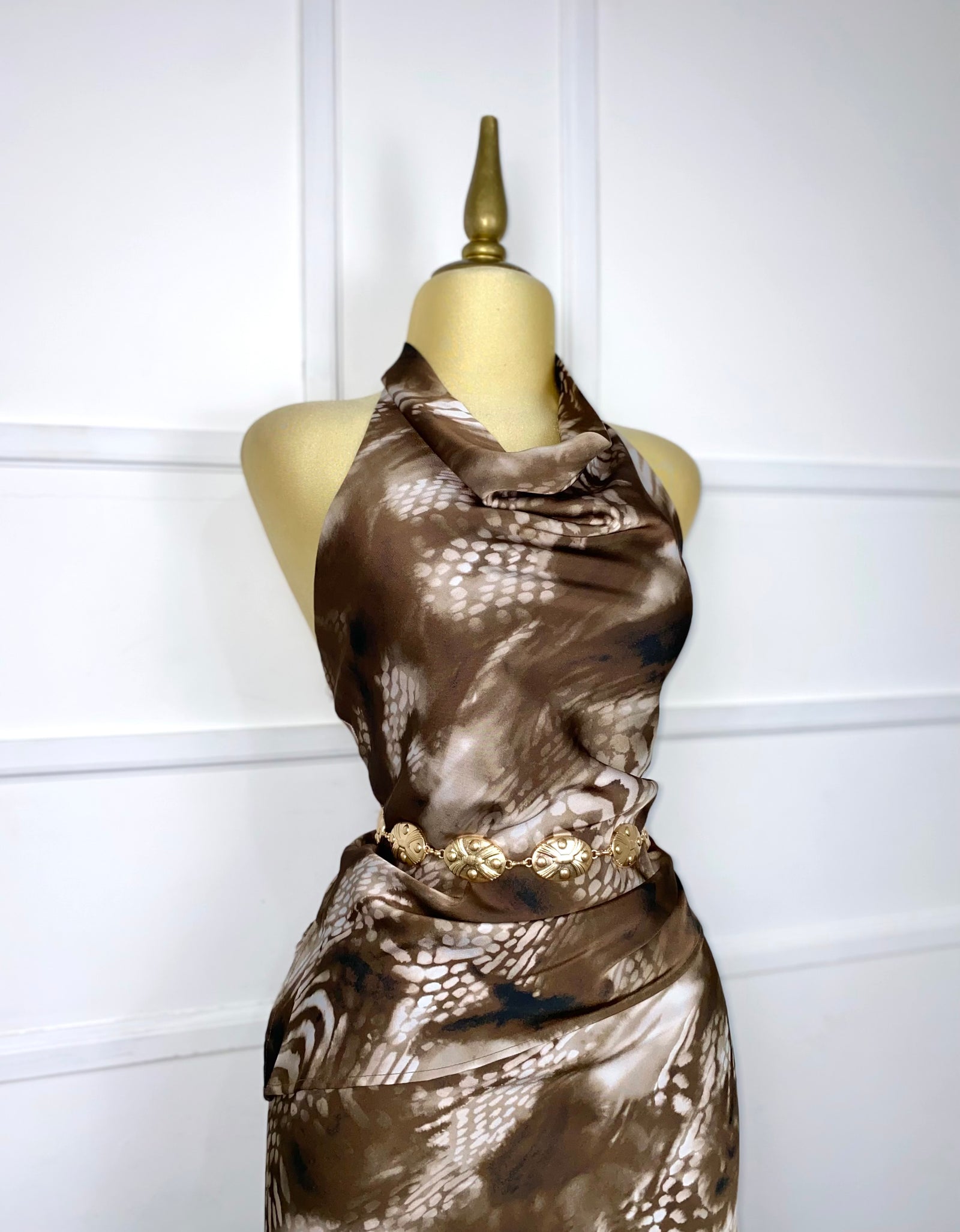 Set satinado con estampado (blusa y falda)