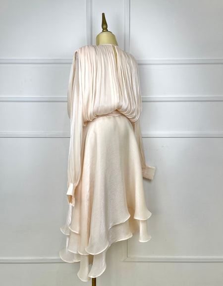 Vestido durazno brilloso asimétrico con olanes