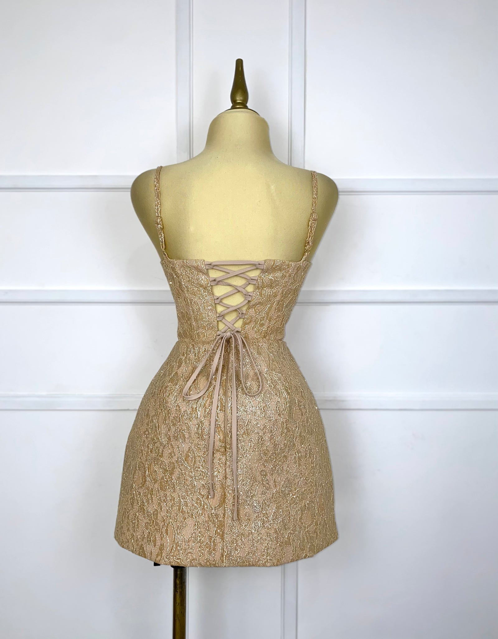 Vestido dorado con brocado