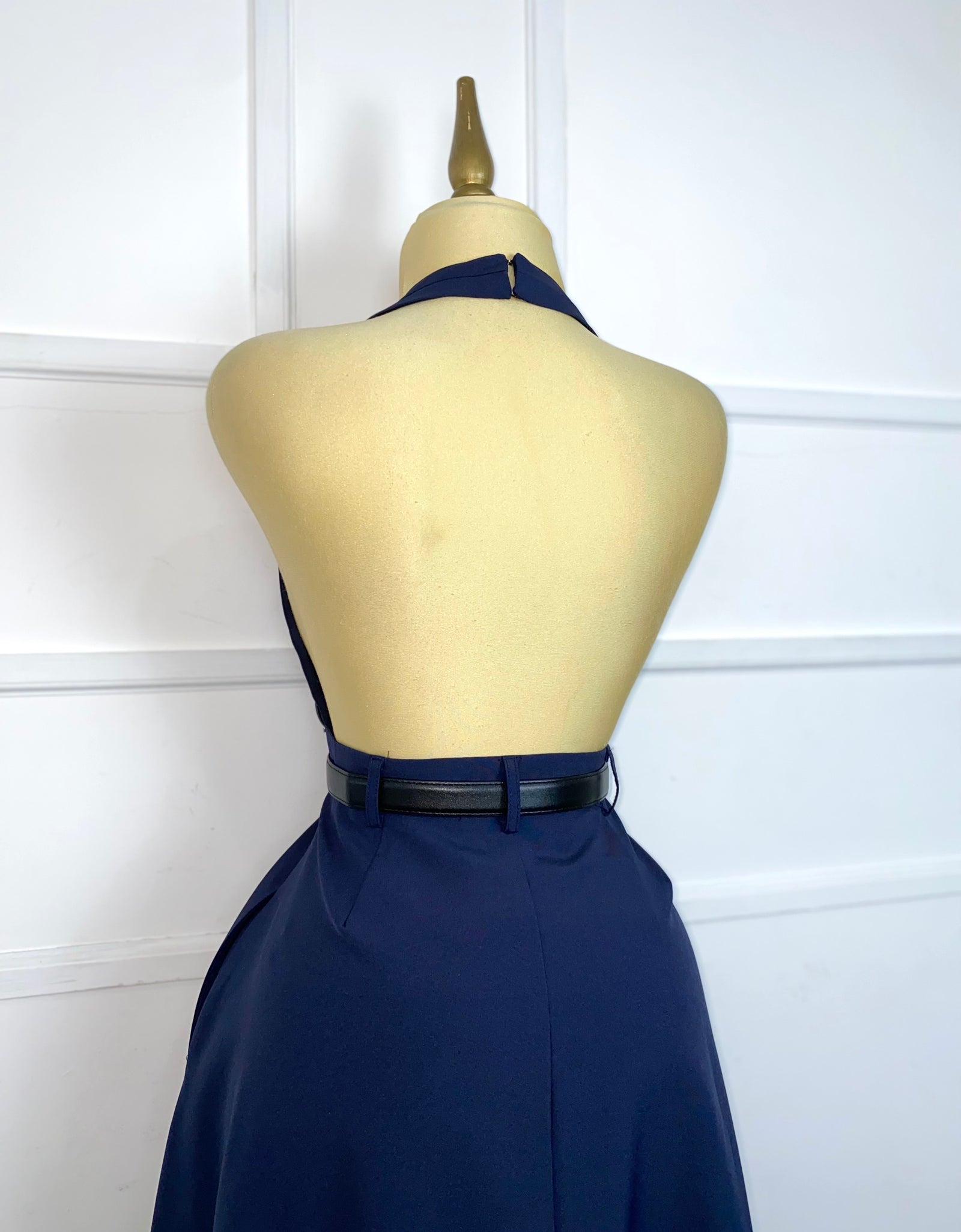 Vestido azul marino halter con cinto