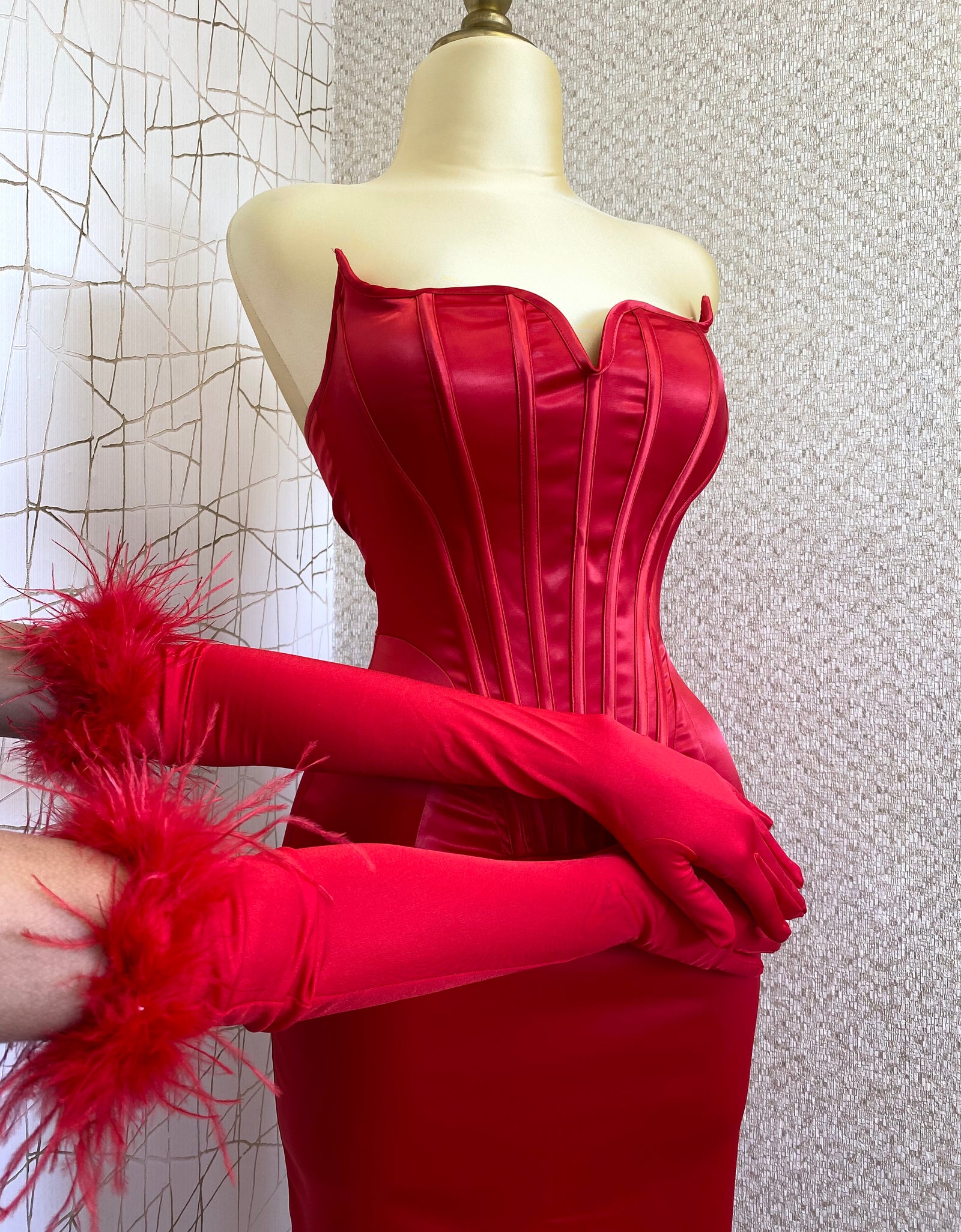 Vestido rojo largo satinado con guantes
