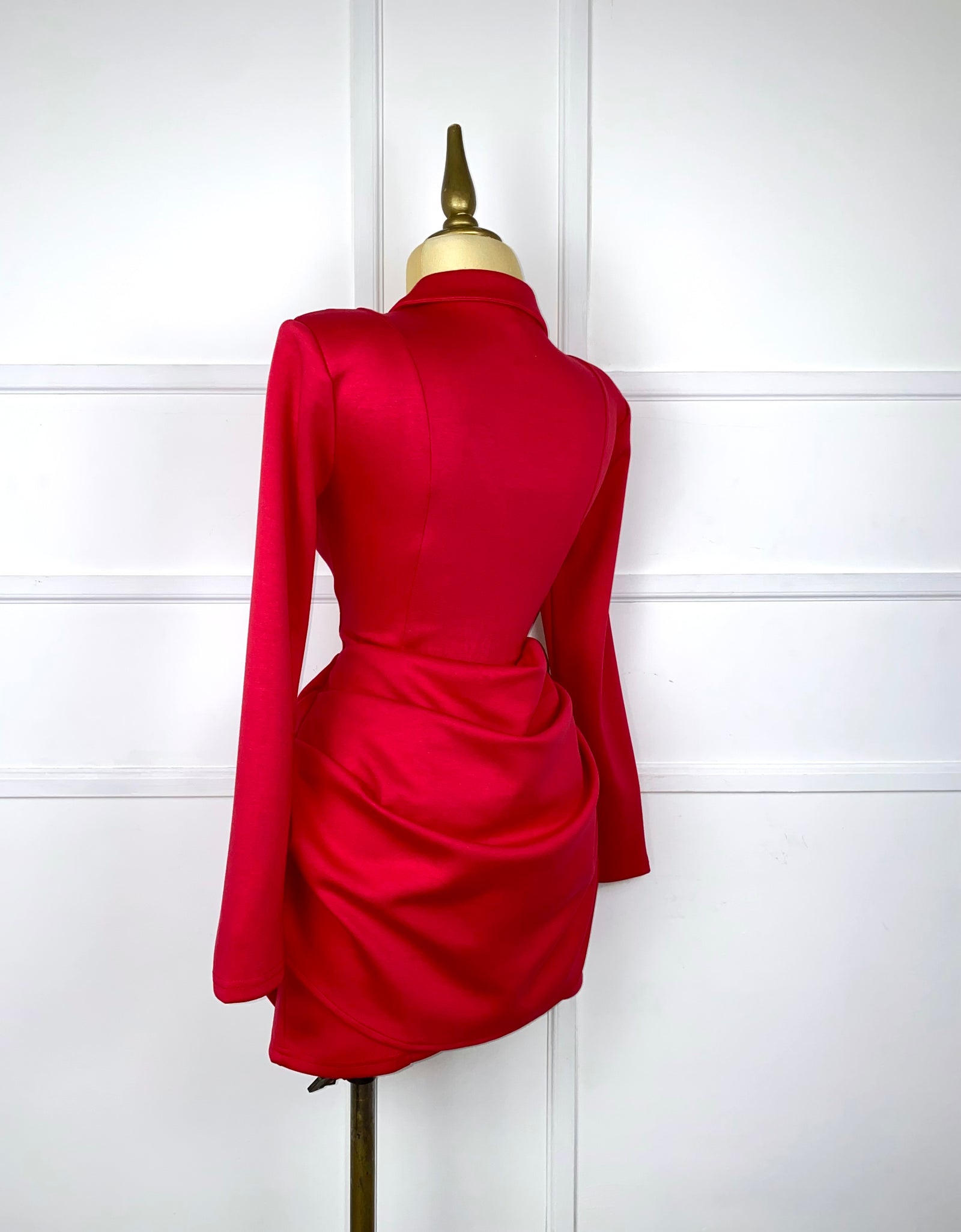 Vestido rojo drapeado con botones dorados