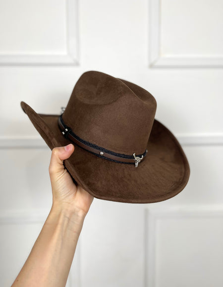 Sombrero café gamuza con tira delgada y estoperoles