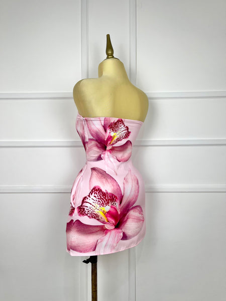 Vestido corto rosa con flores