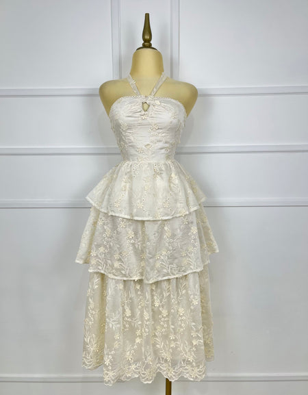 Vestido crema con flores y olanes