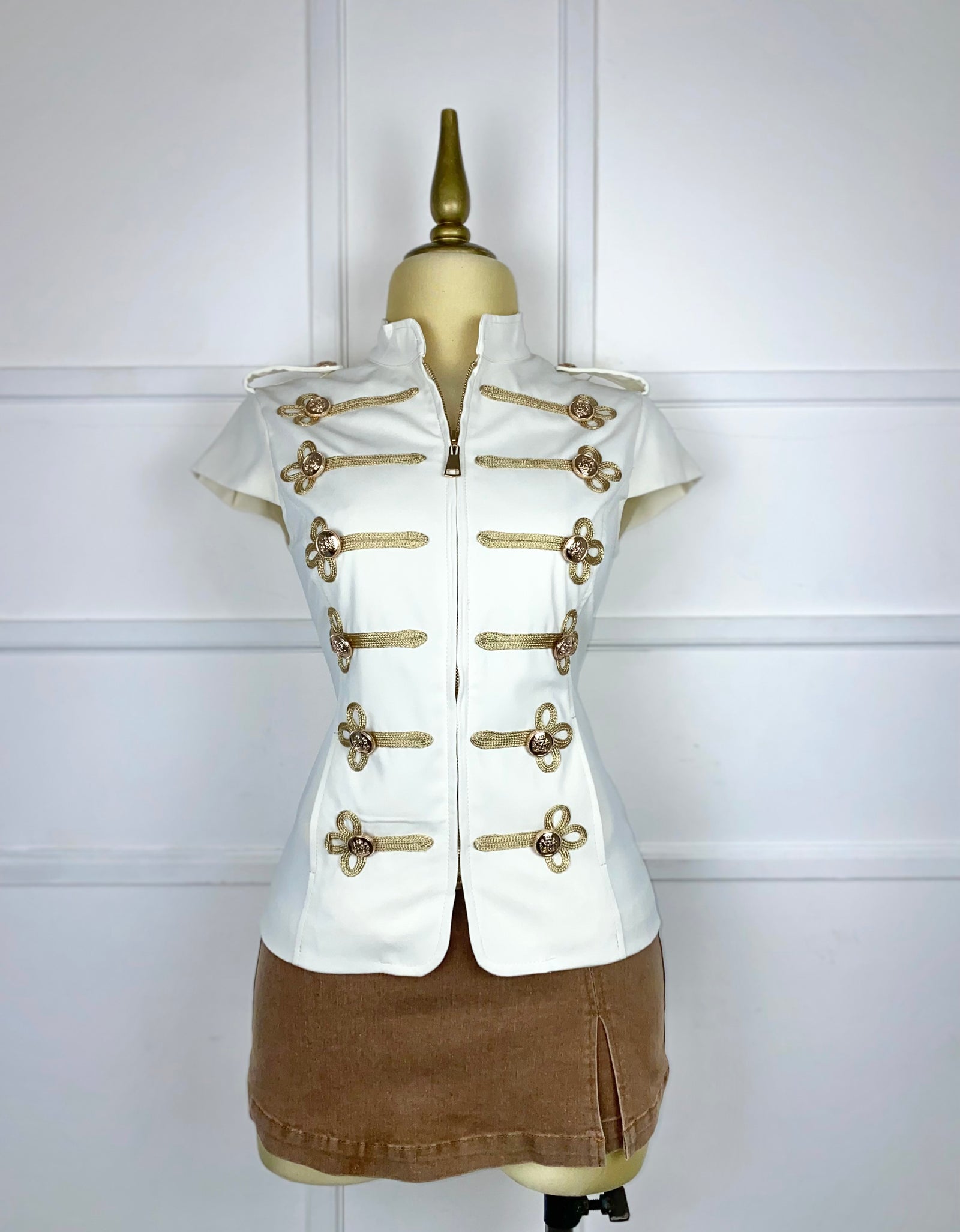 Chaleco beige con bordado y botones dorados
