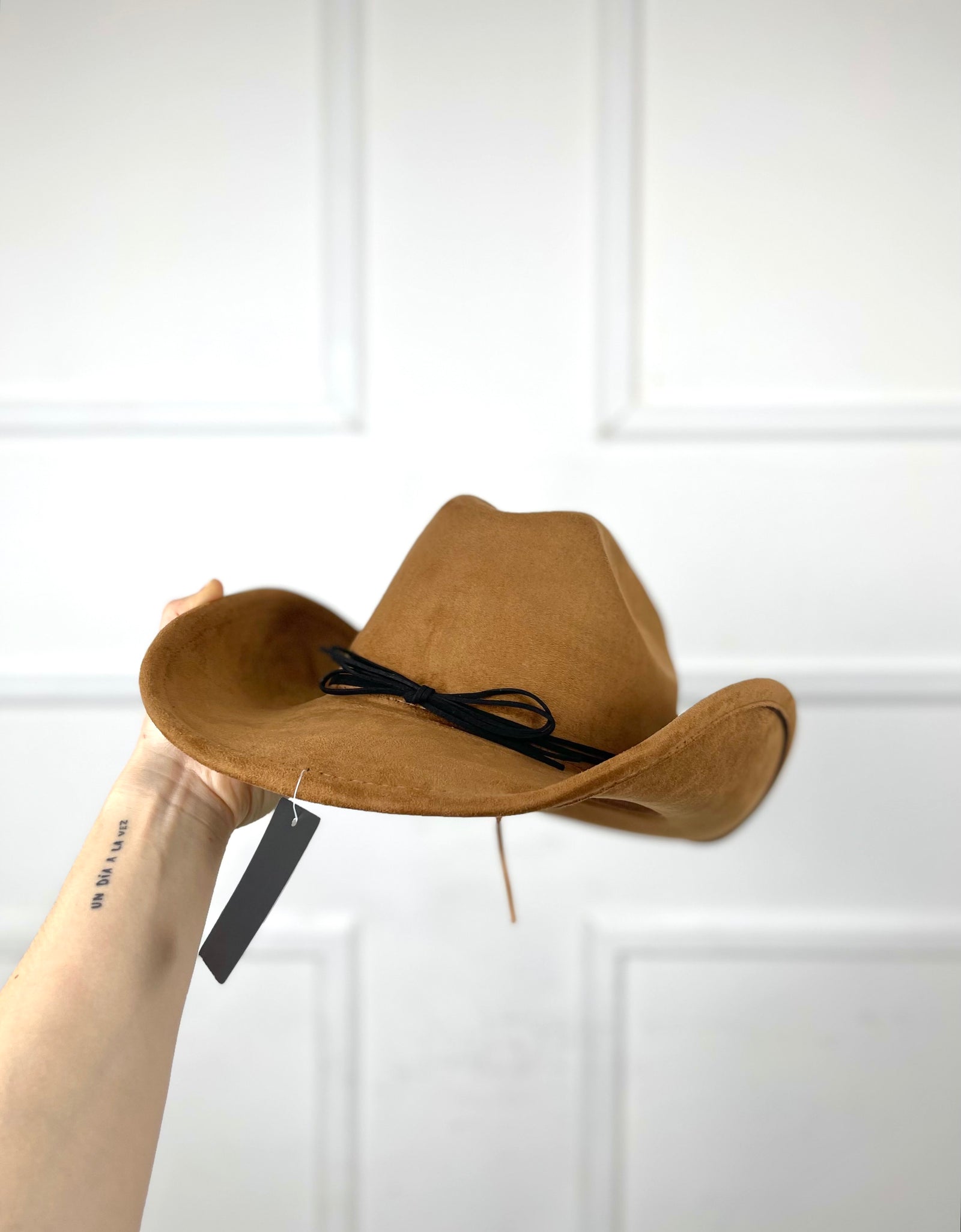 Sombrero camel con hebillas plata