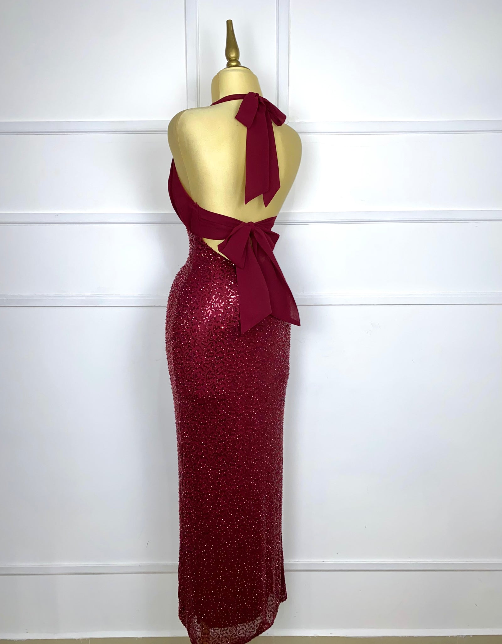 Vestido tinto largo con lentejuelas y chaquiras