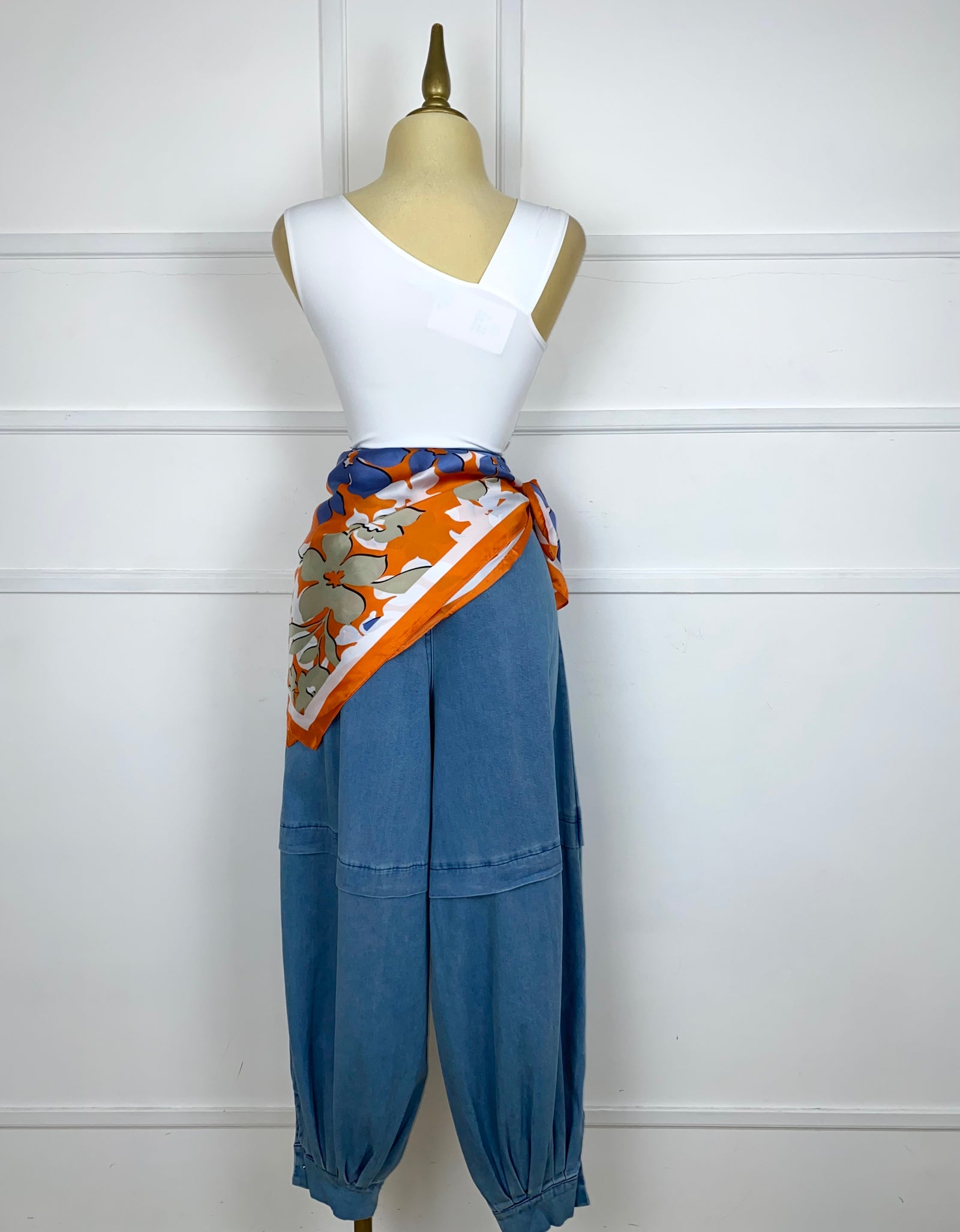 Pantalón mezclilla ligera holgado con mascada