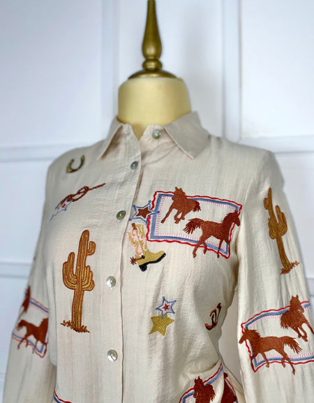 Camisa beige con estampado vaquero
