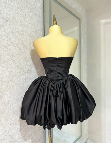 Vestido negro strapless bombacho