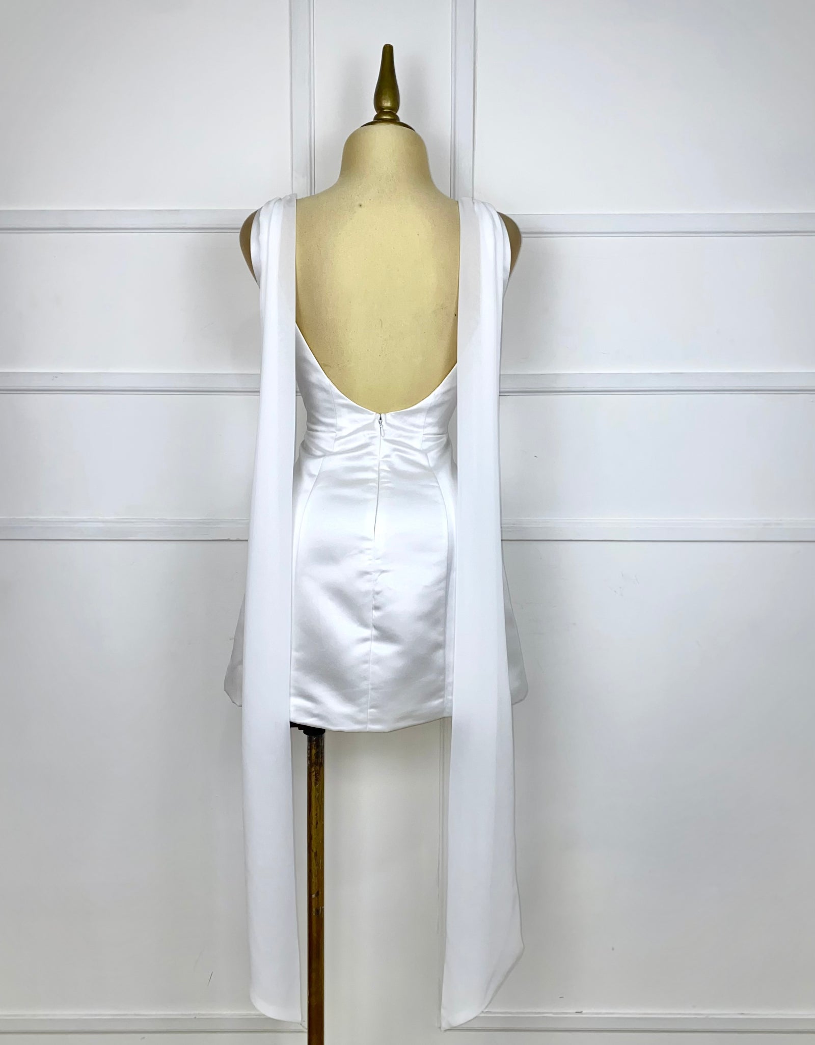 Vestido blanco satinado con listones
