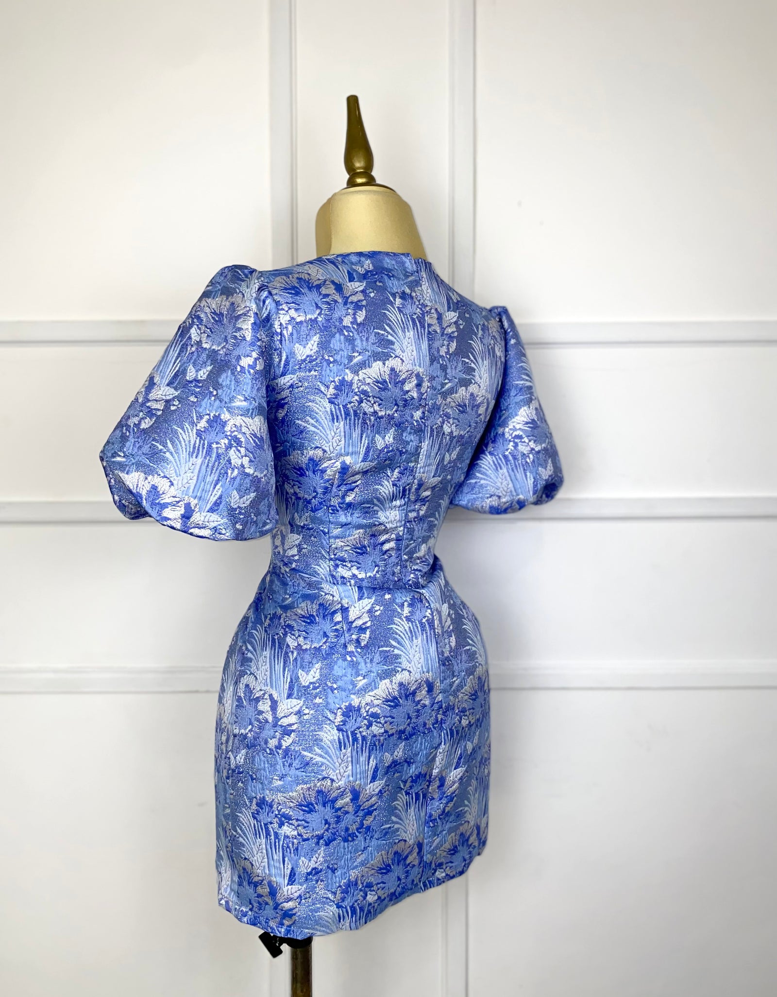 Vestido corto azul brocado estampado