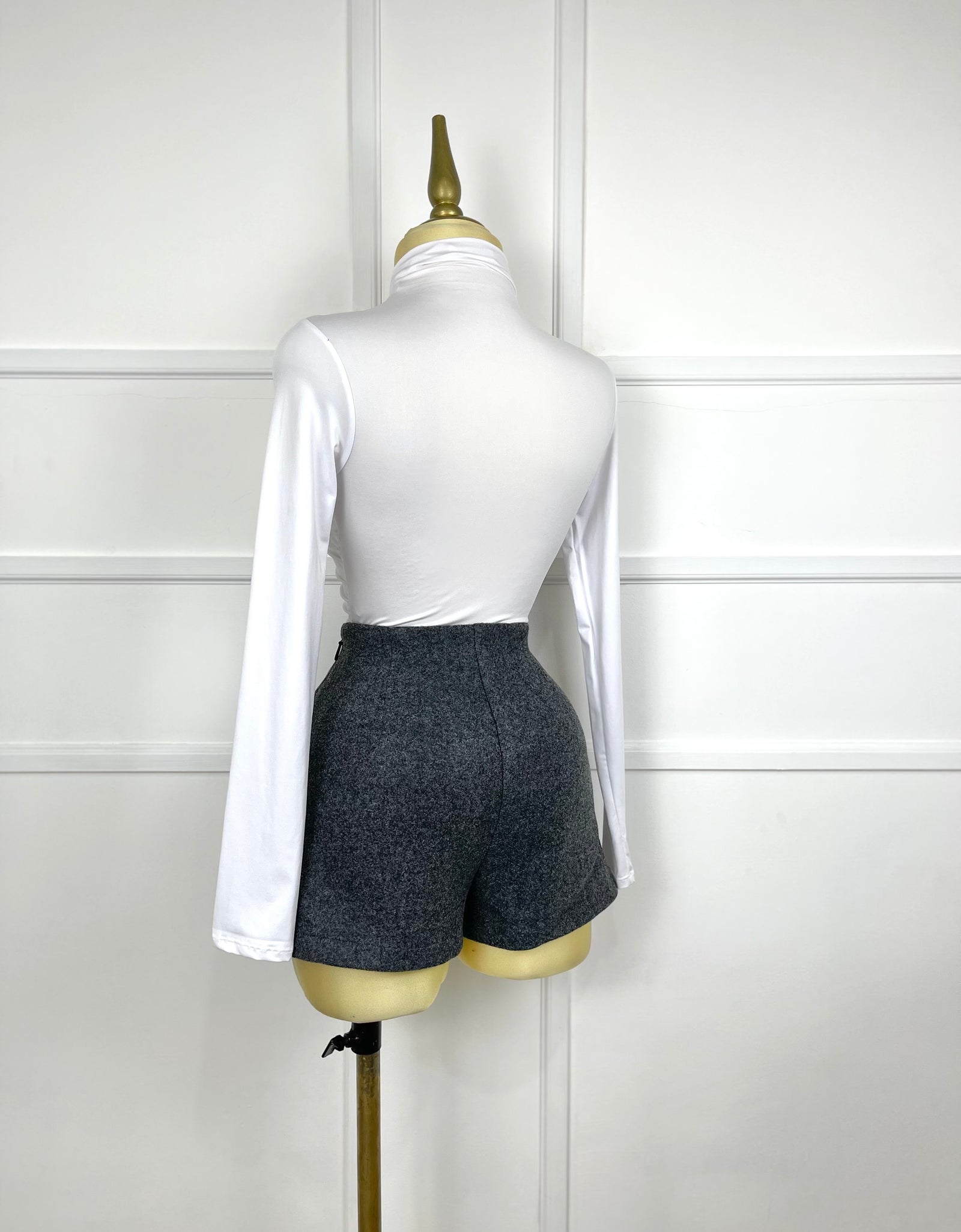Short falda gris