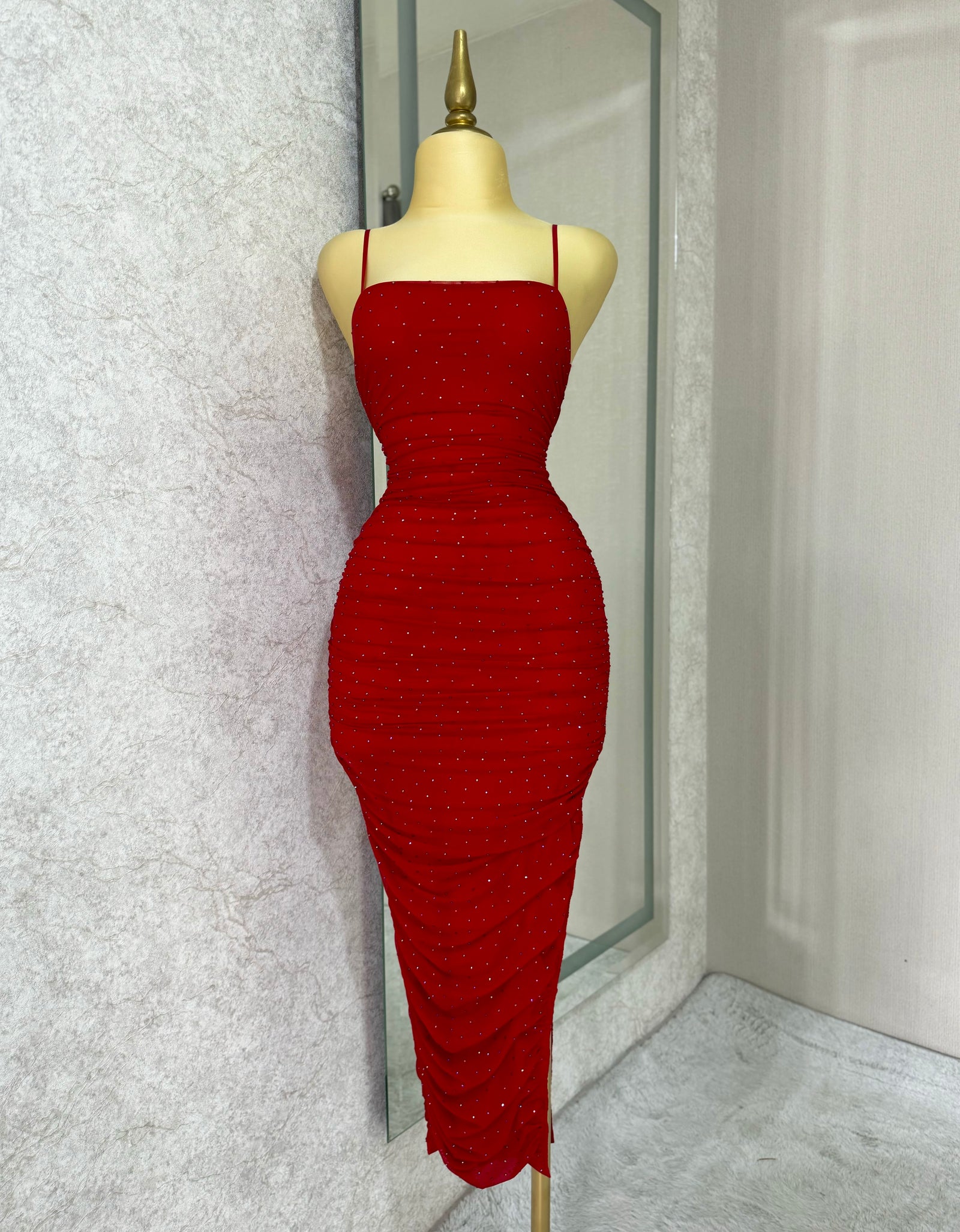 Vestido rojo drapeado con pedrería tornasol