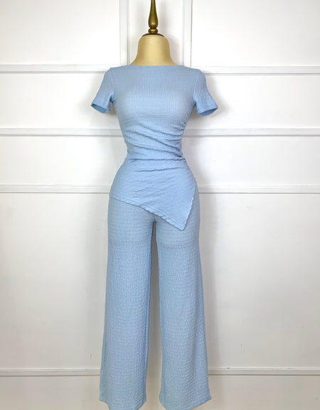 Set azul cielo asimétrico con textura