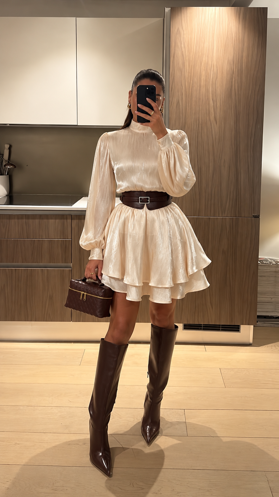 Vestido corto satinado con cinto