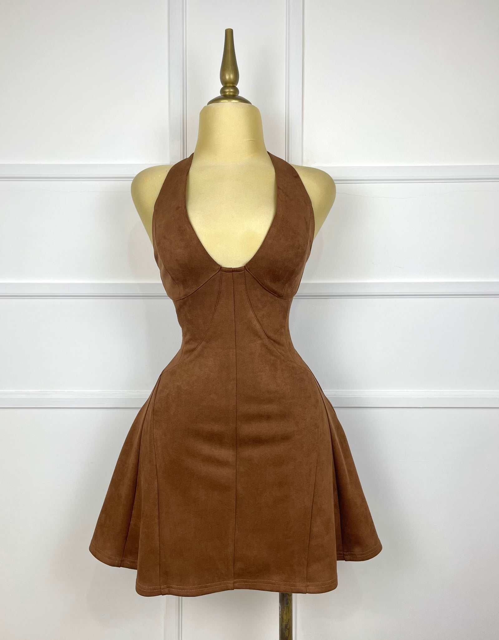Vestido corto café de gamuza