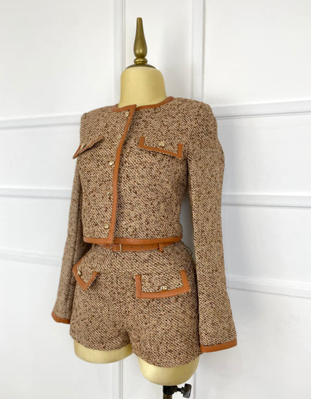 Set cafe tejido con botones dorados