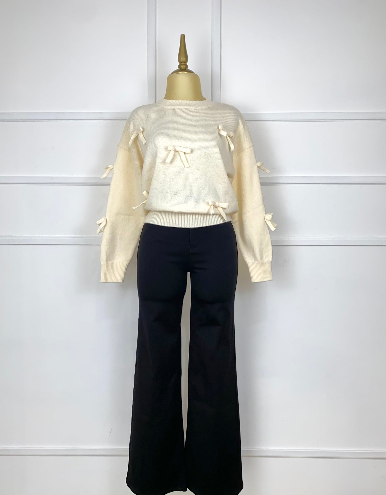 Suéter beige con moñitos