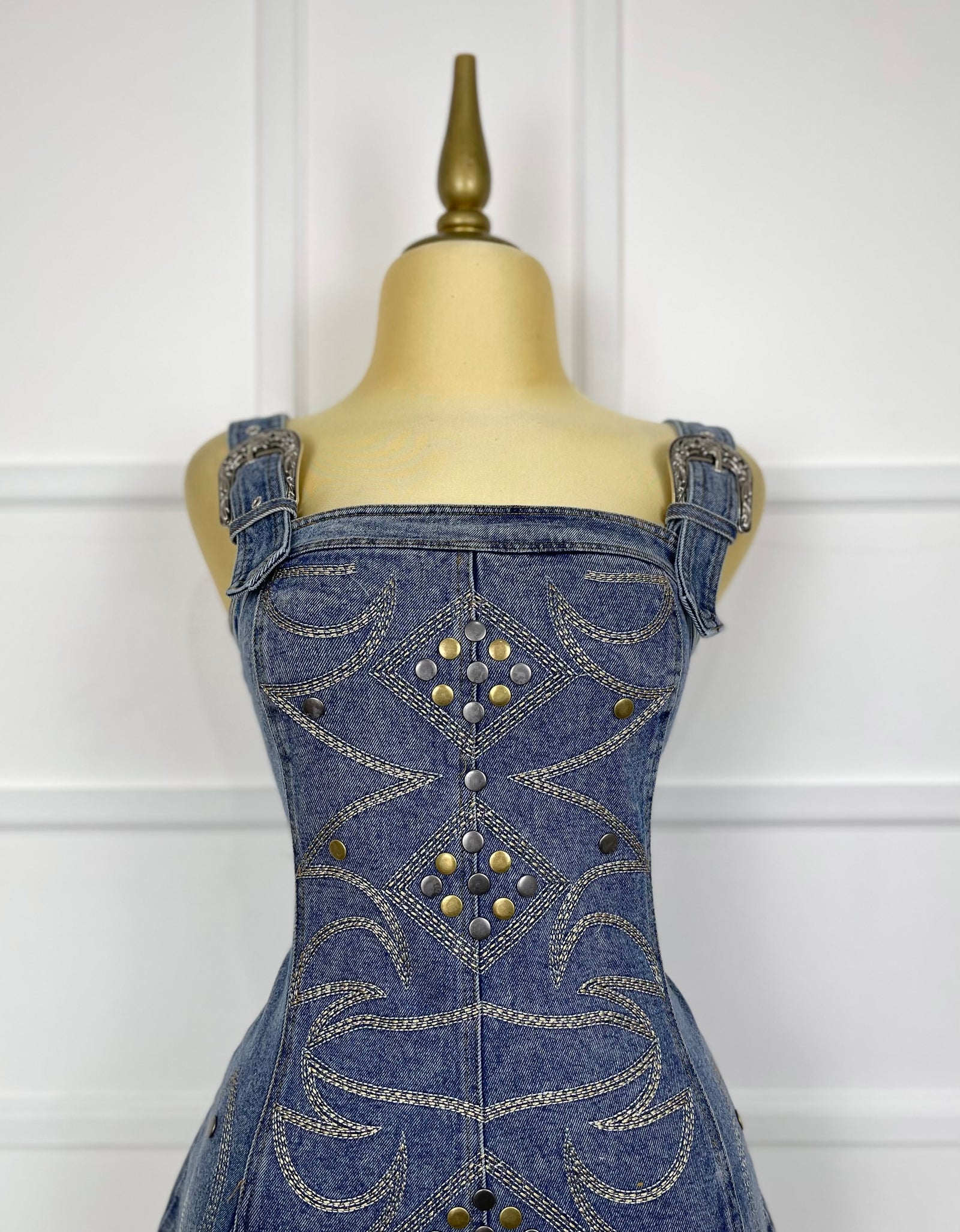 Jumper azul de mezclilla con hebillas