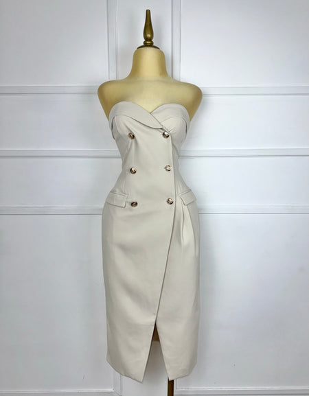 Traje nude tipo sastre (blazer y vestido)