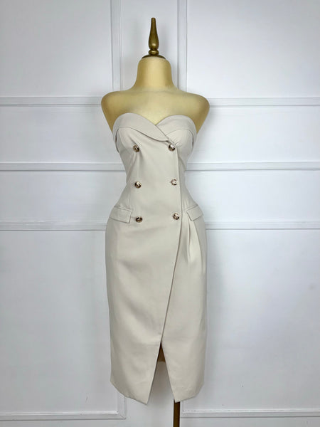 Traje nude tipo sastre (blazer y vestido)
