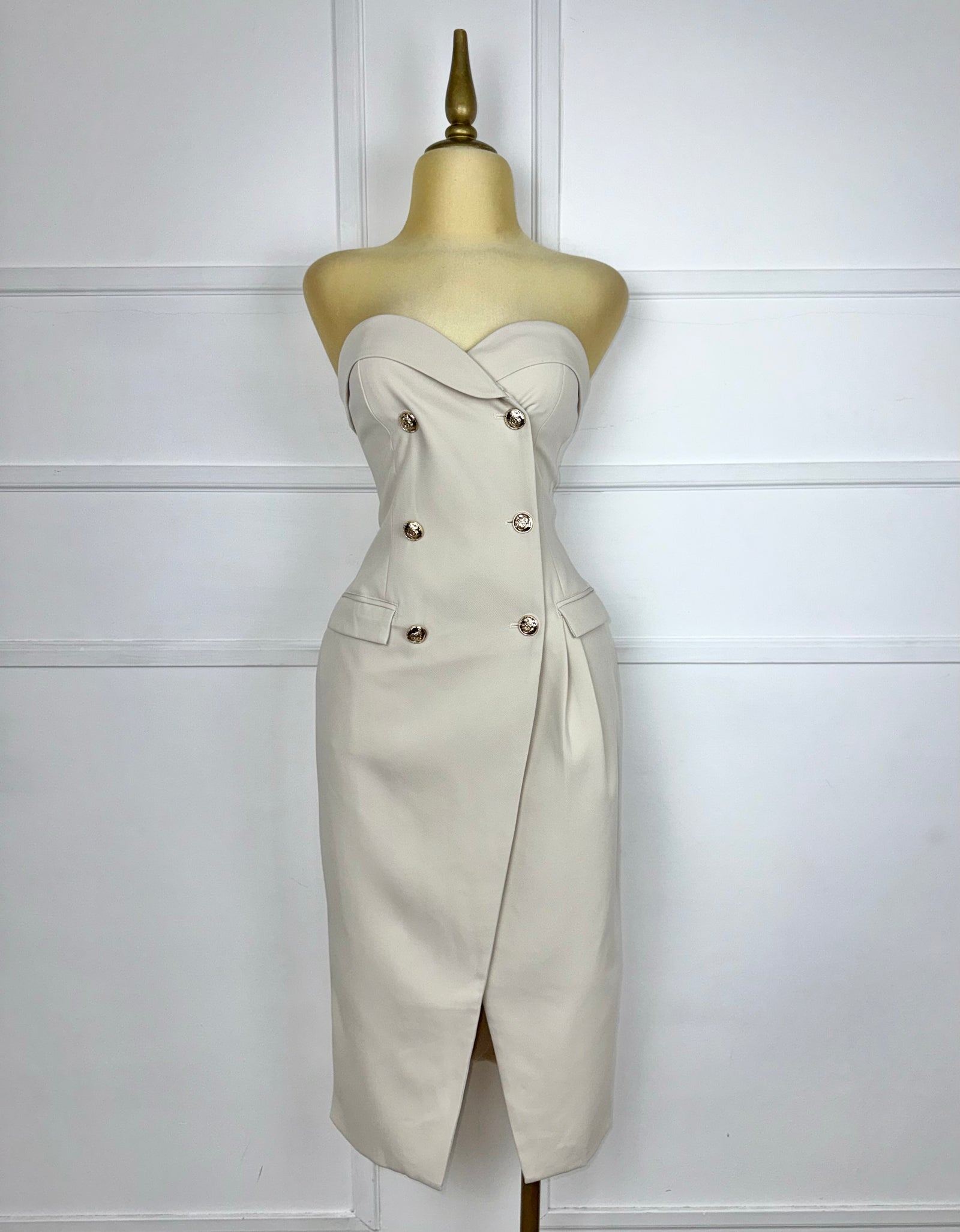 Traje nude tipo sastre (blazer y vestido)