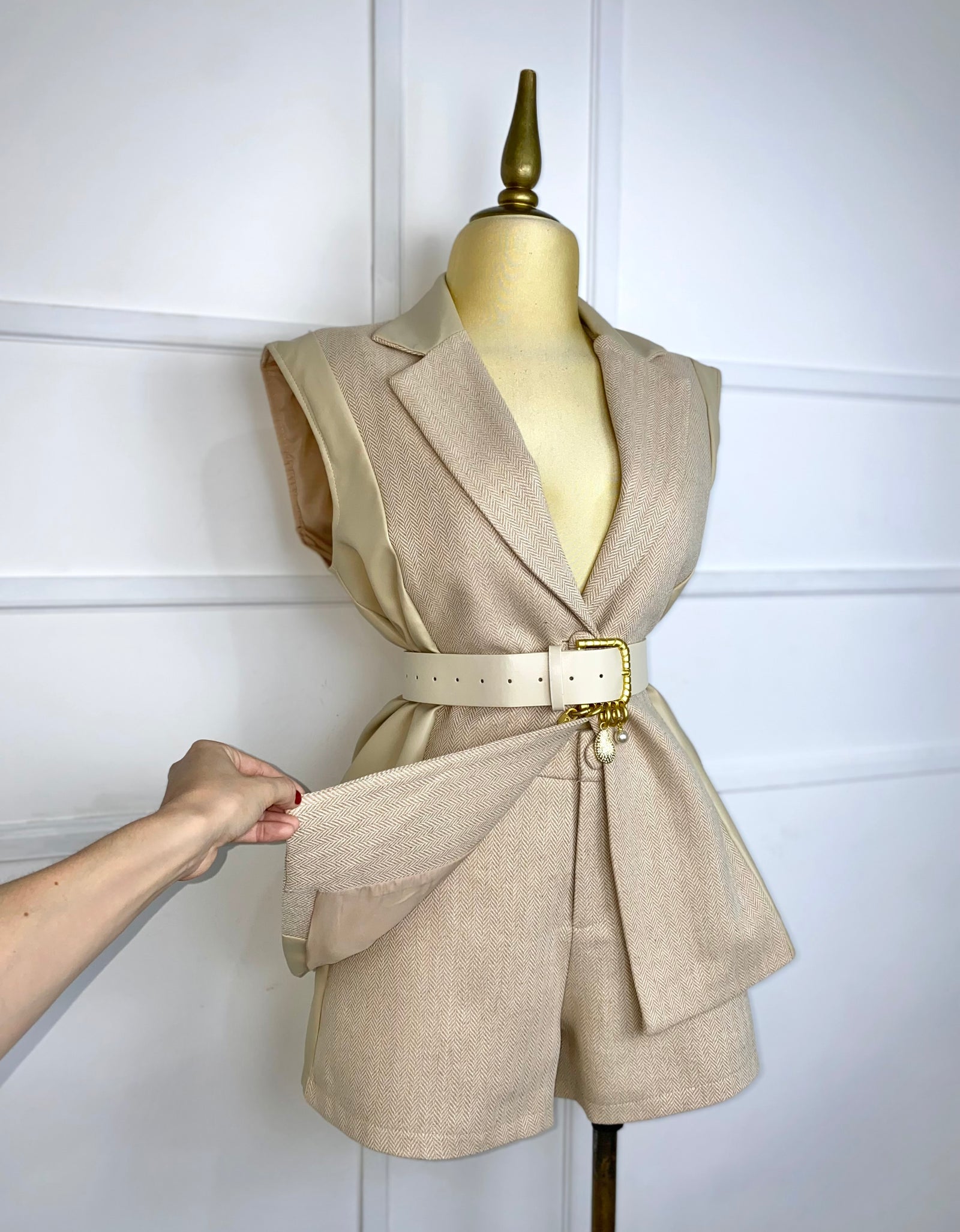 Set beige con vinipiel y cinto