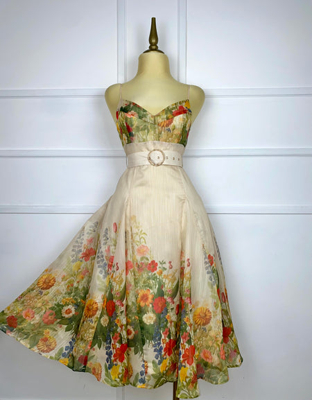 Vestido crema con estampado floral y cinto
