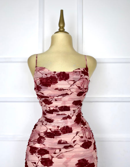 Vestido rosa drapeado con flores tintas