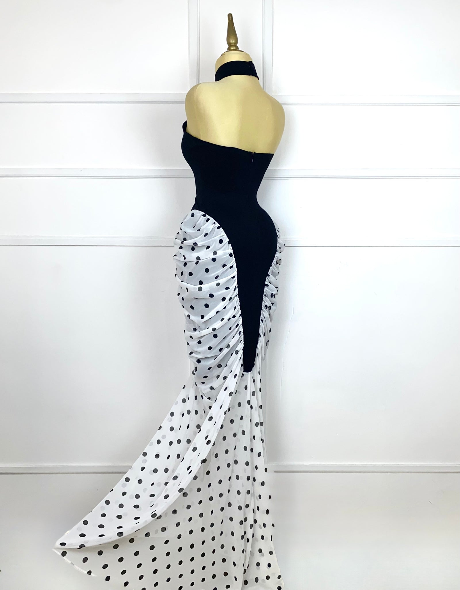 Vestido negro drapeado polka dots