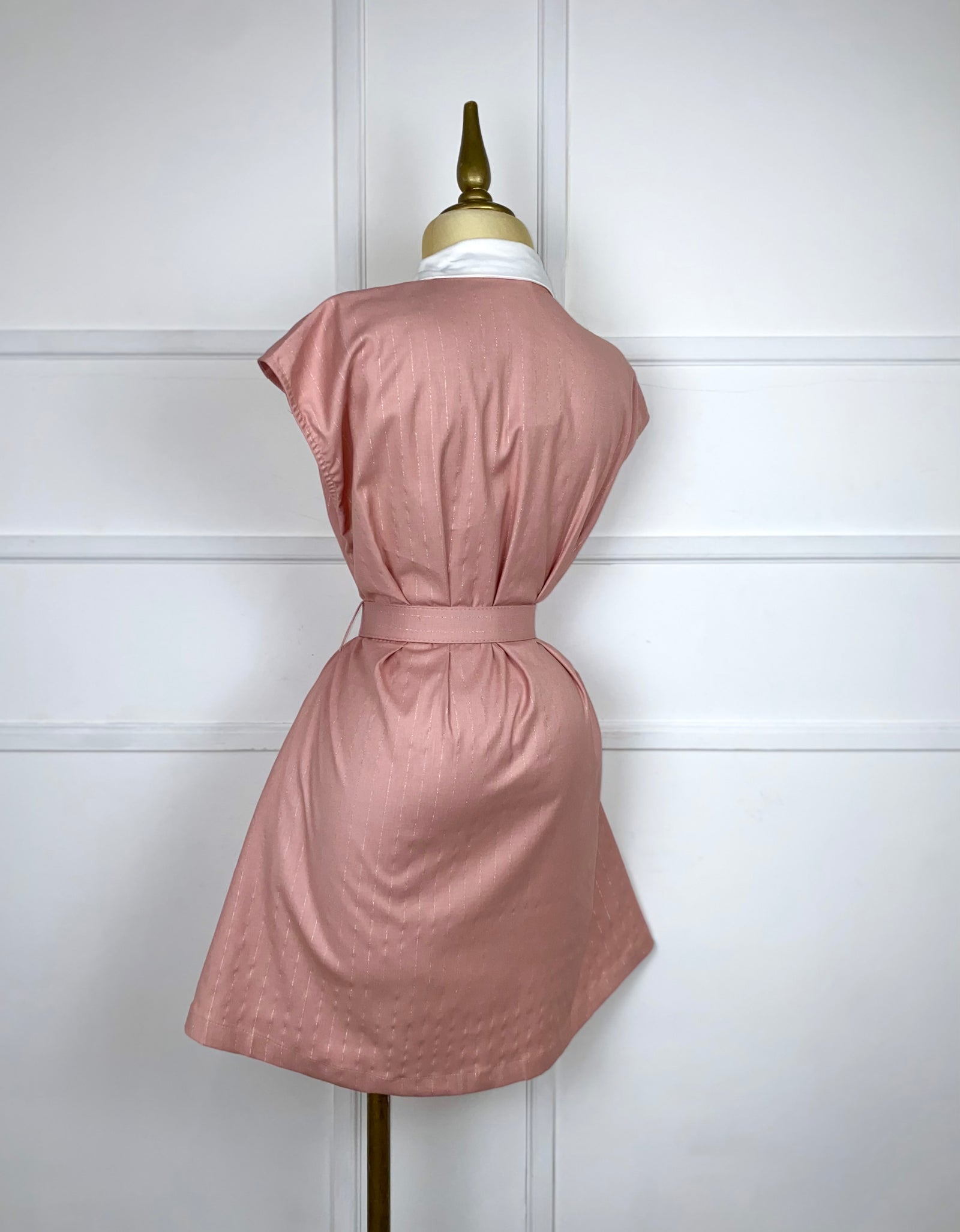 Vestido bicolor botones pedrería y cinto