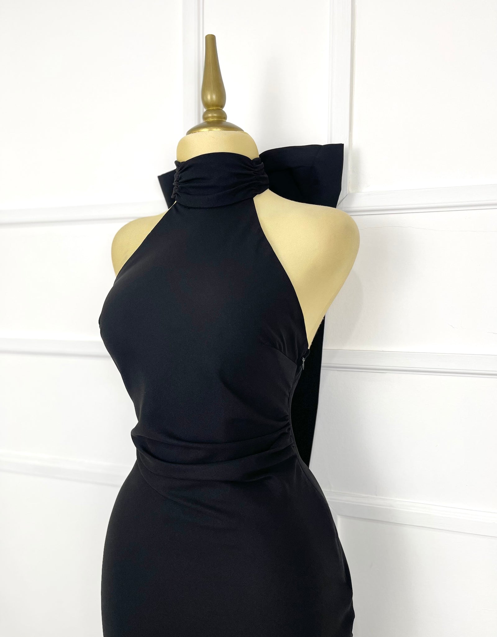 Vestido largo negro con moño