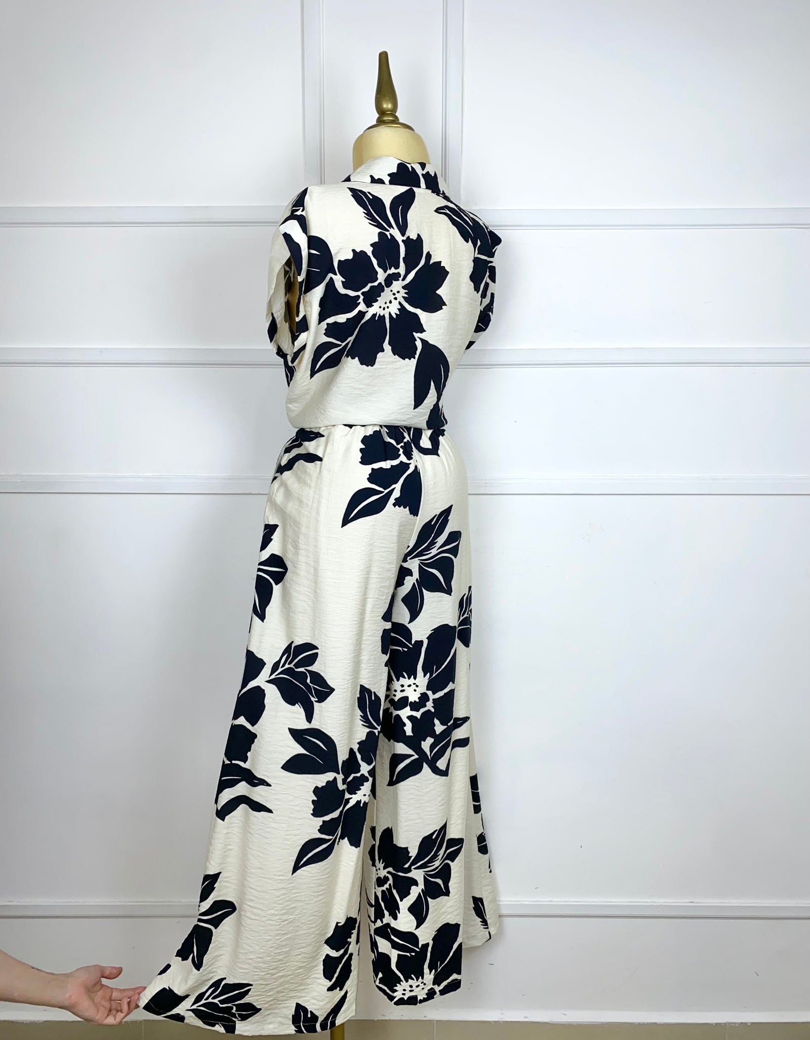 Set beige con flores negras