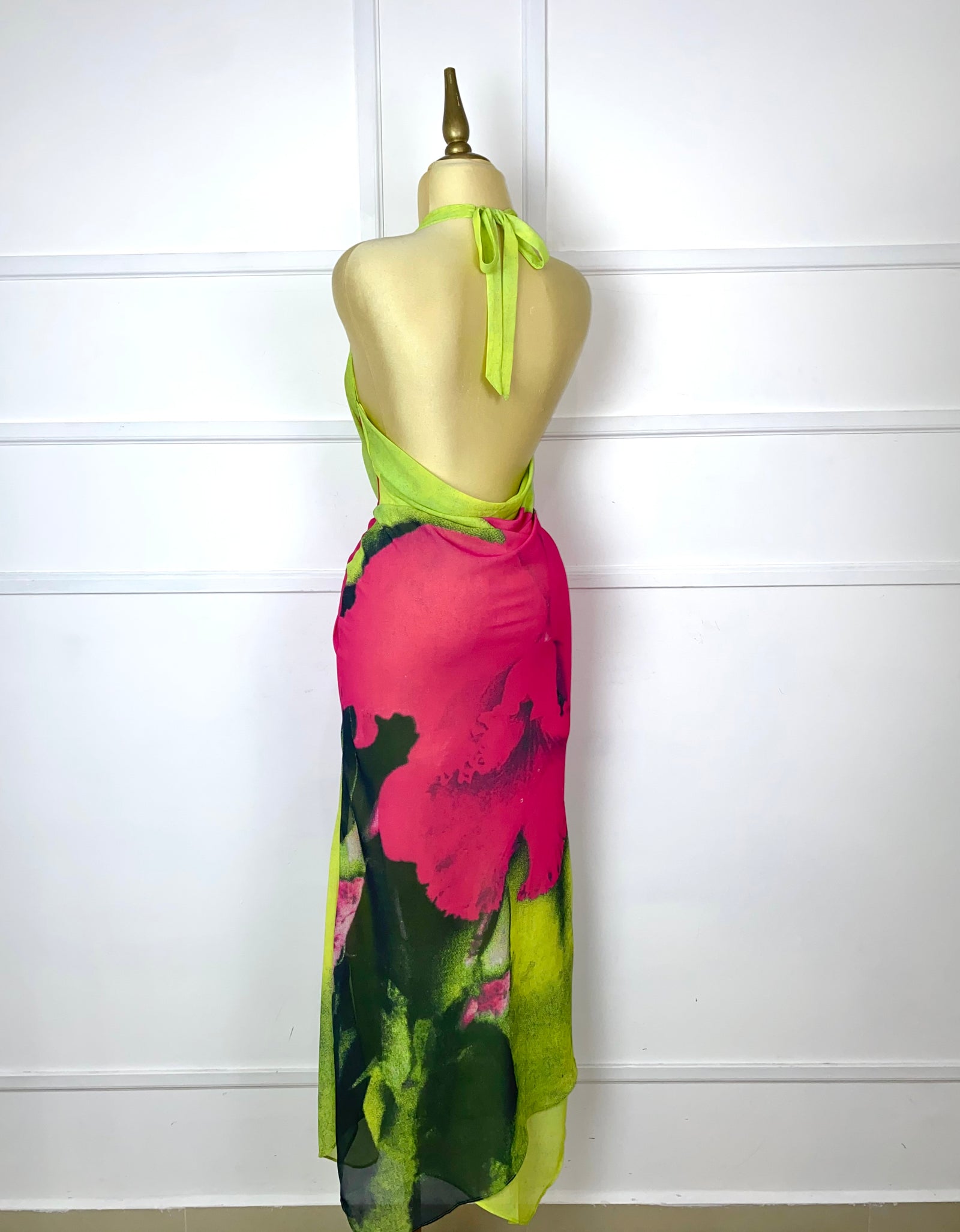 Vestido asimétrico tipo gasa con escote