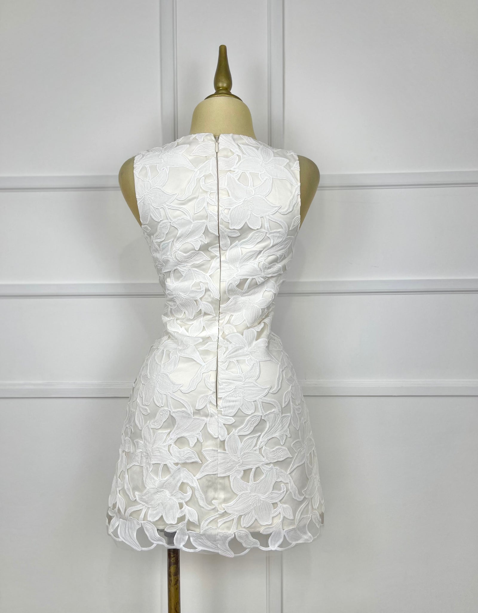 Vestido beige con flores blancas