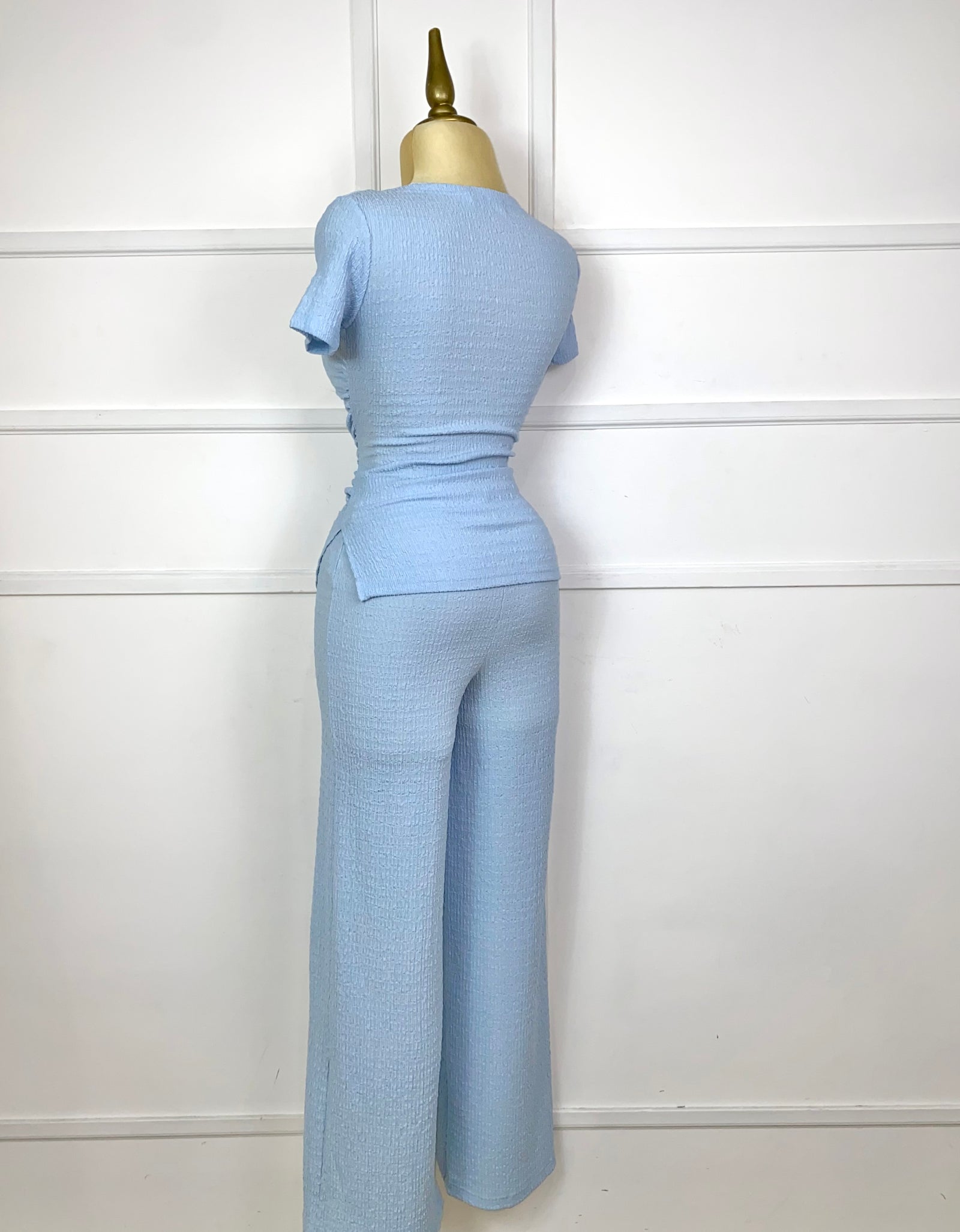 Set azul cielo asimétrico con textura