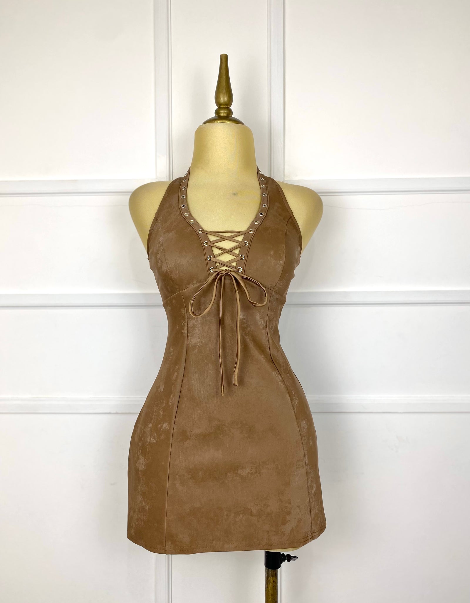 Vestido halter café vinipiel