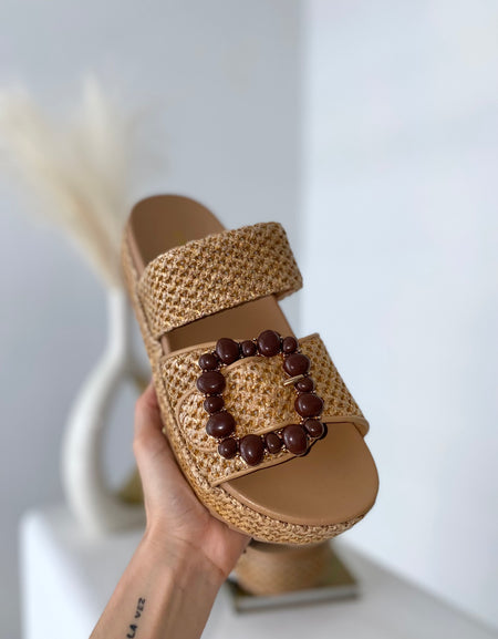 Sandalias tipo paja con piedras café