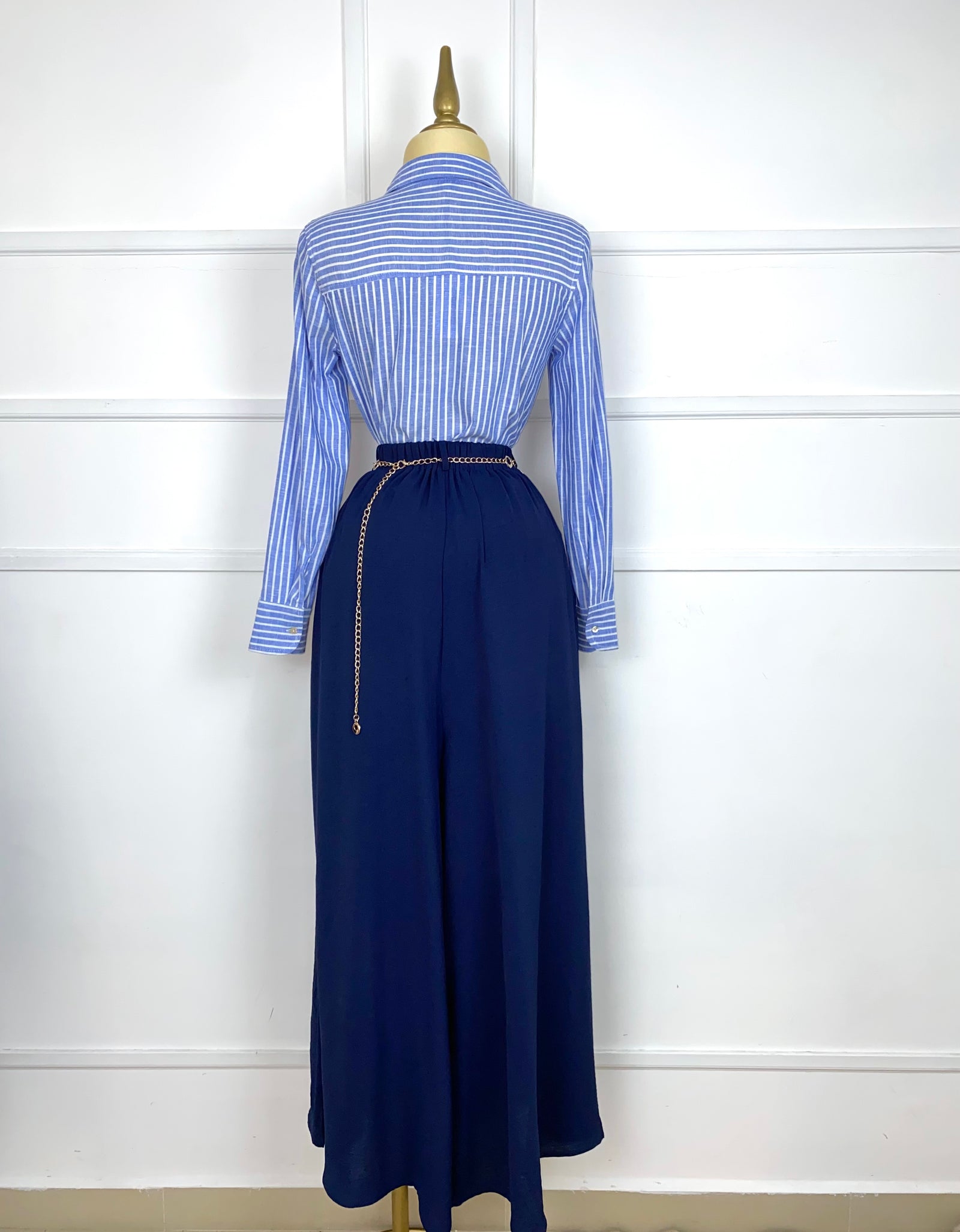 Camisa azul con líneas