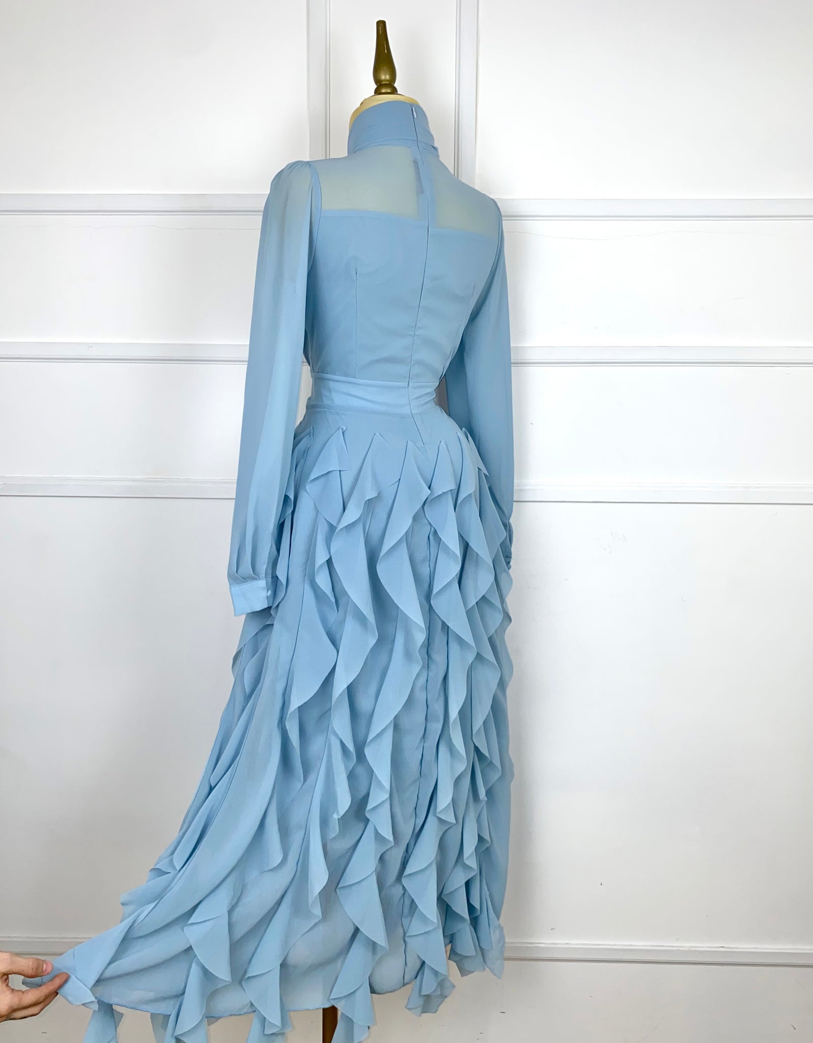 Vestido azul largo tipo gasa con olanes