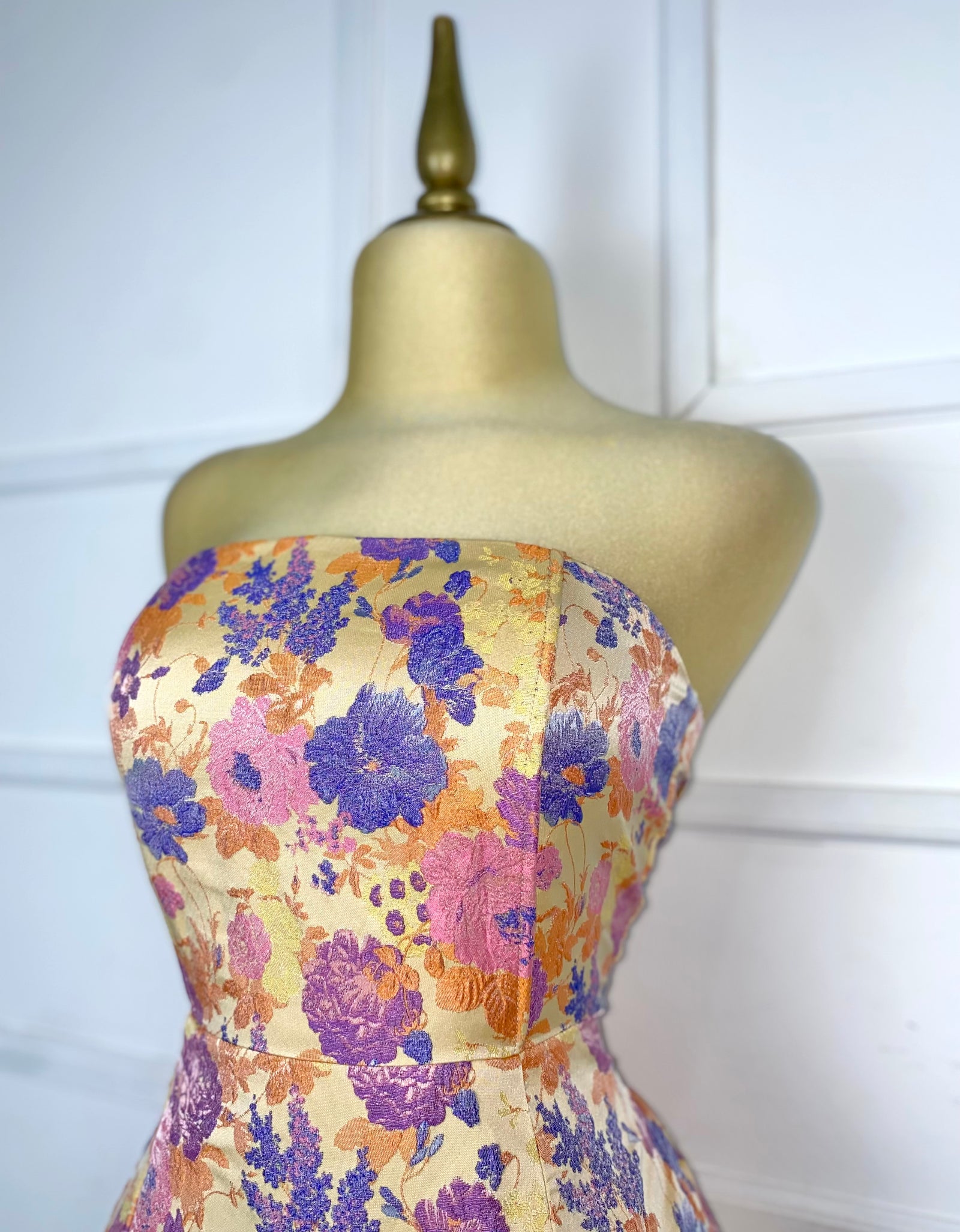 Vestido amarillo brocado flores lilas/rosas