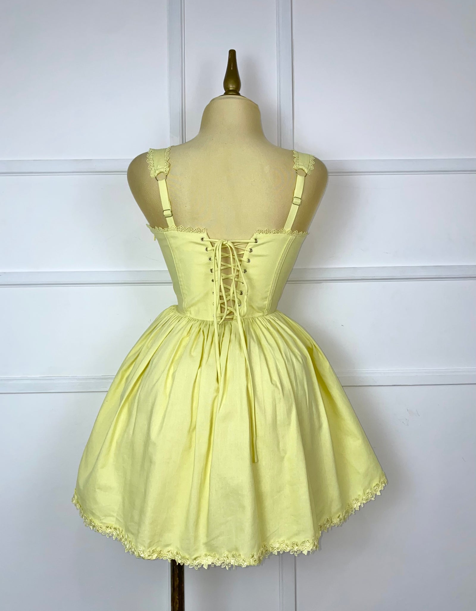 Vestido amarillo con cordones y tul